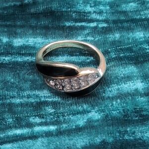 Elegant Silver and Black Women's Ring